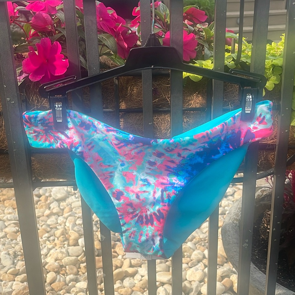 Swim bottom, reversible by CYN and Luca. Beautiful shade of turquoise